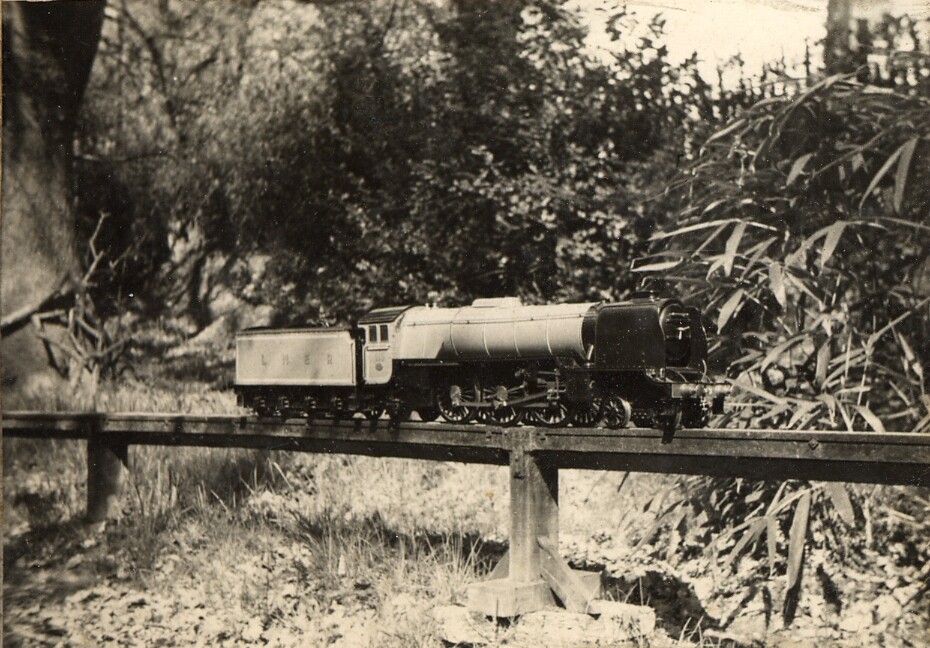 19500000s G S LONG LNER A1 Great Northern 113 Broadstone Track 2